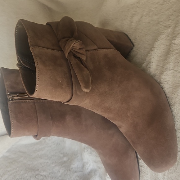 NOWT Bella Vita Tan Suede Ankle Booties - Picture 2 of 8